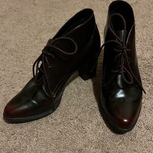 Clarks Kadri Alexis lace up block heel booties in burgundy patent leather size 7